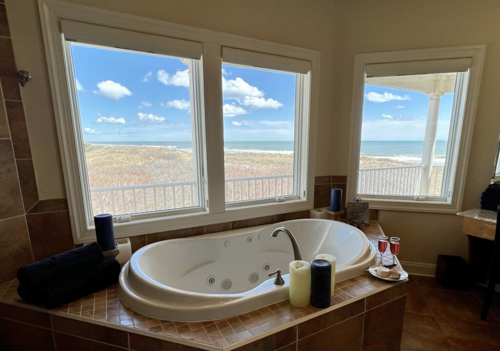 BR 1 ensuite bath & jacuzzi