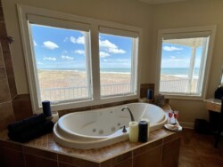 BR 1 ensuite bath & jacuzzi