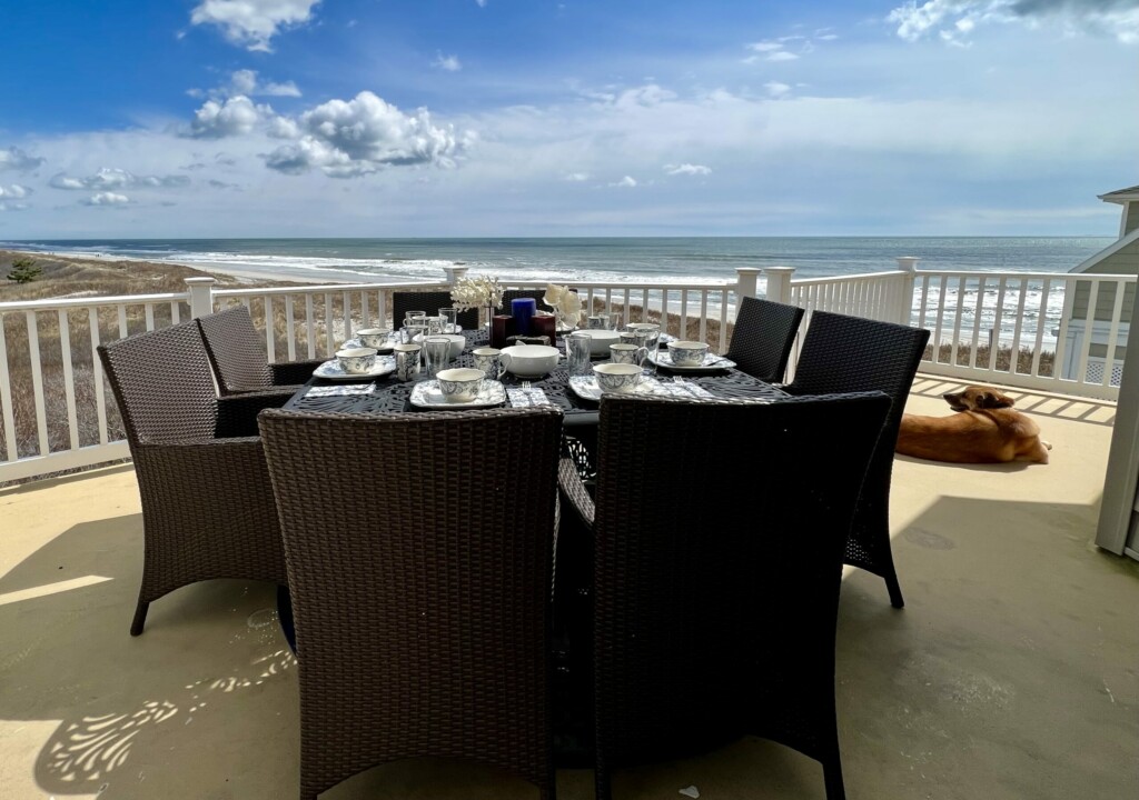 Beachside outdoor dinning for 8