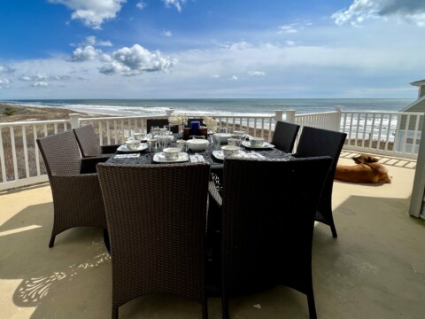 Beachside outdoor dinning for 8