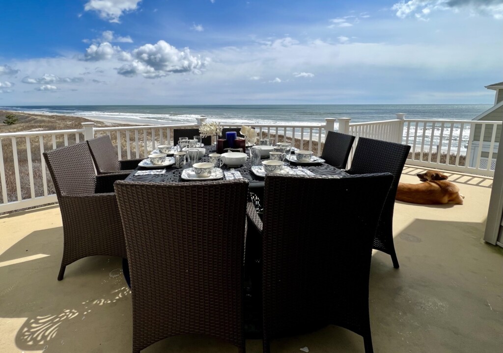 Beachside outdoor dinning for 8